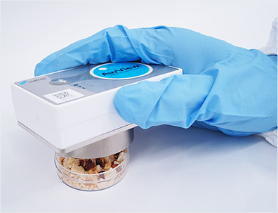 サンプルカップに試料を入れて、セット後、アプリから測定開始。10分で測定結果を確認することができます。